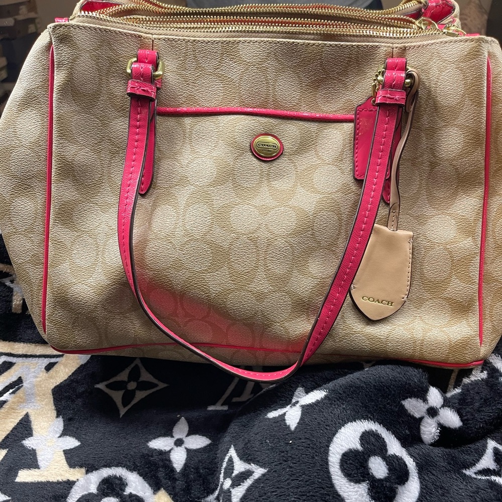 Nice bright Coach bag. Perfect for spring/summer